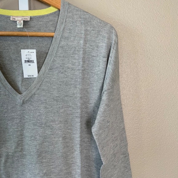 GAP Luxelight Perfect V-neck Sweater - Picture 5 of 16